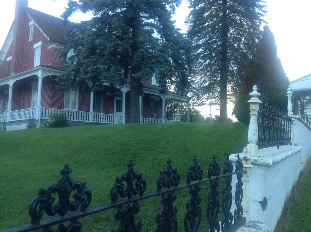 吉尔安住宿加早餐旅馆 Saint-André-Avellin 外观 照片